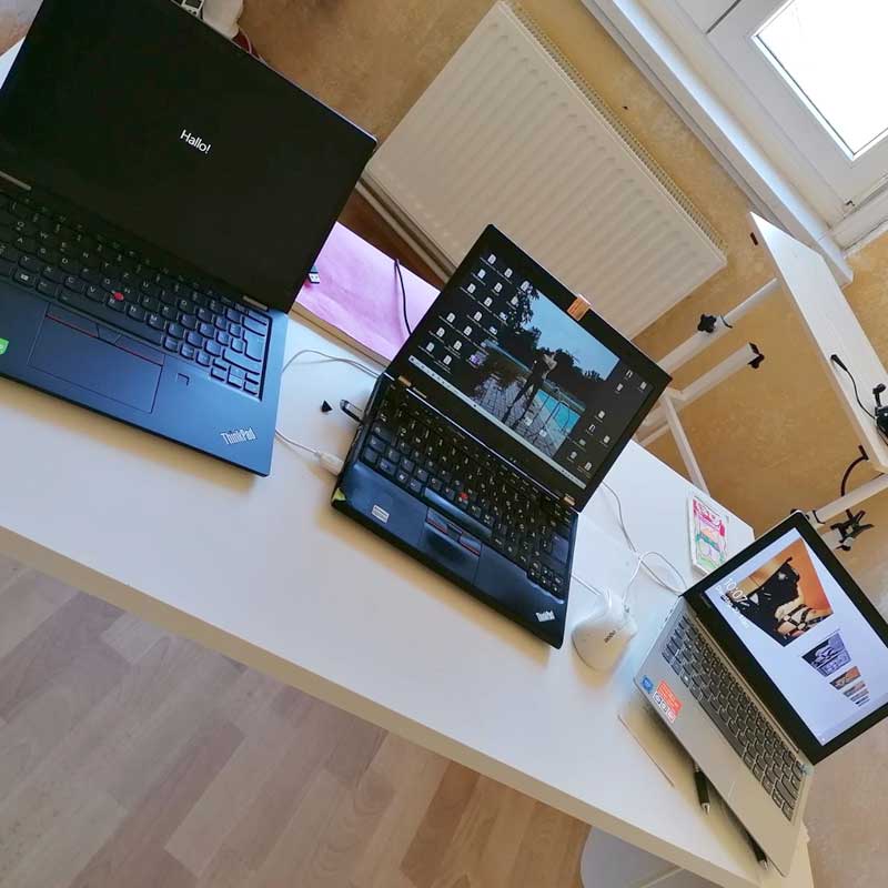Der lange Weg zum Buch: drei Laptops auf dem Schreibtisch hiflt auch nicht, schneller feritig zu werden.